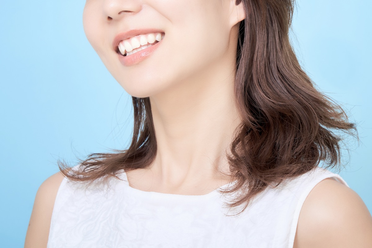 明るく白い歯を見せる女性